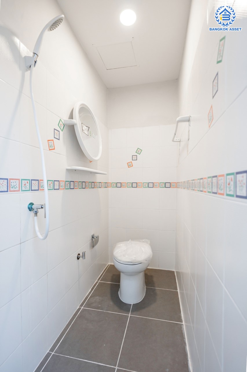 บ้านมือสองตกแต่งใหม่ ม.ปฐวีกาญจน์ ประชาชื่น-แจ้งวัฒนะ ทำเลโซนเมือง ดีไซน์สุด Classic เนื้อที่ 50 ตร.ว. ฟังก์ชัน 3 ห้องนอน 4 ห้องน้ำ ใกล้เซ็นทรัลแจ้งวัฒนะ สนามบินดอนเมือง เดินทางสู่ใจกลางเมืองได้อย่างรวดเร็วด้วย ทางด่วน"บางปะอิน-ปากเกร็ด" และรถไฟฟ้าสายสีชมพู "สถานีศรีรัช"